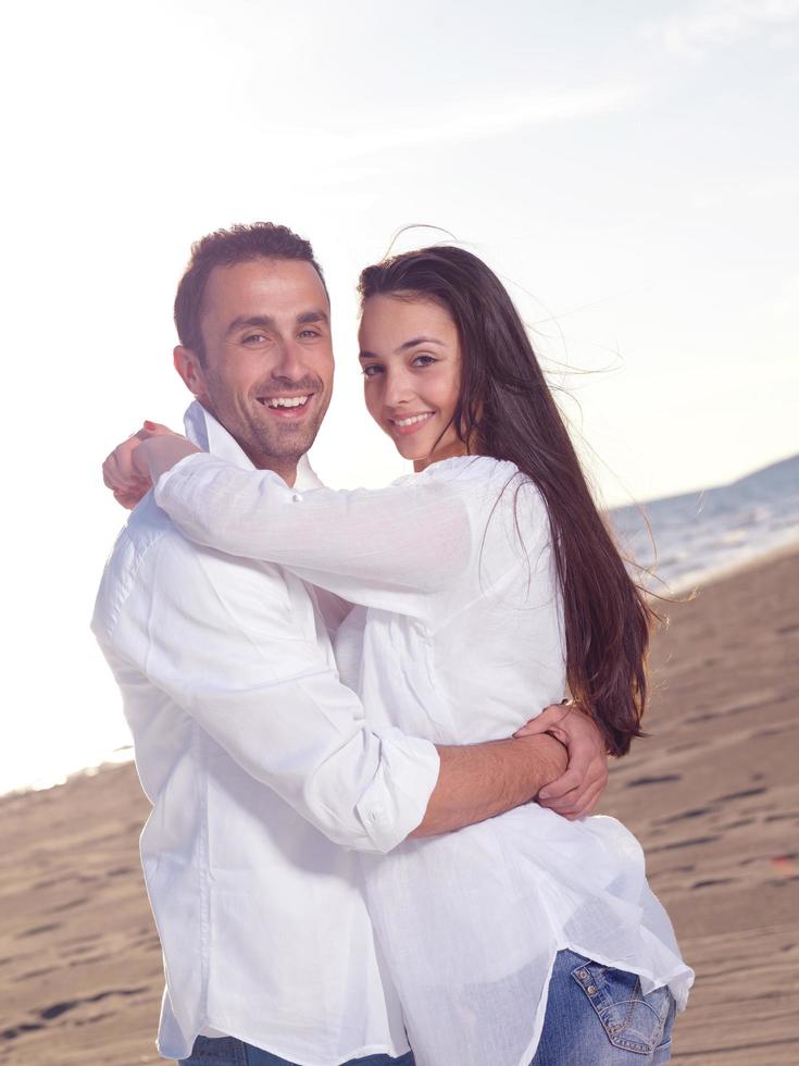 pareja joven en la playa divertirse foto