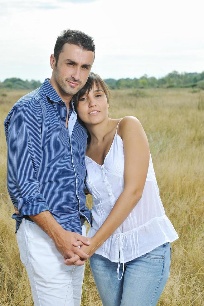 feliz pareja joven tiene tiempo romántico al aire libre foto