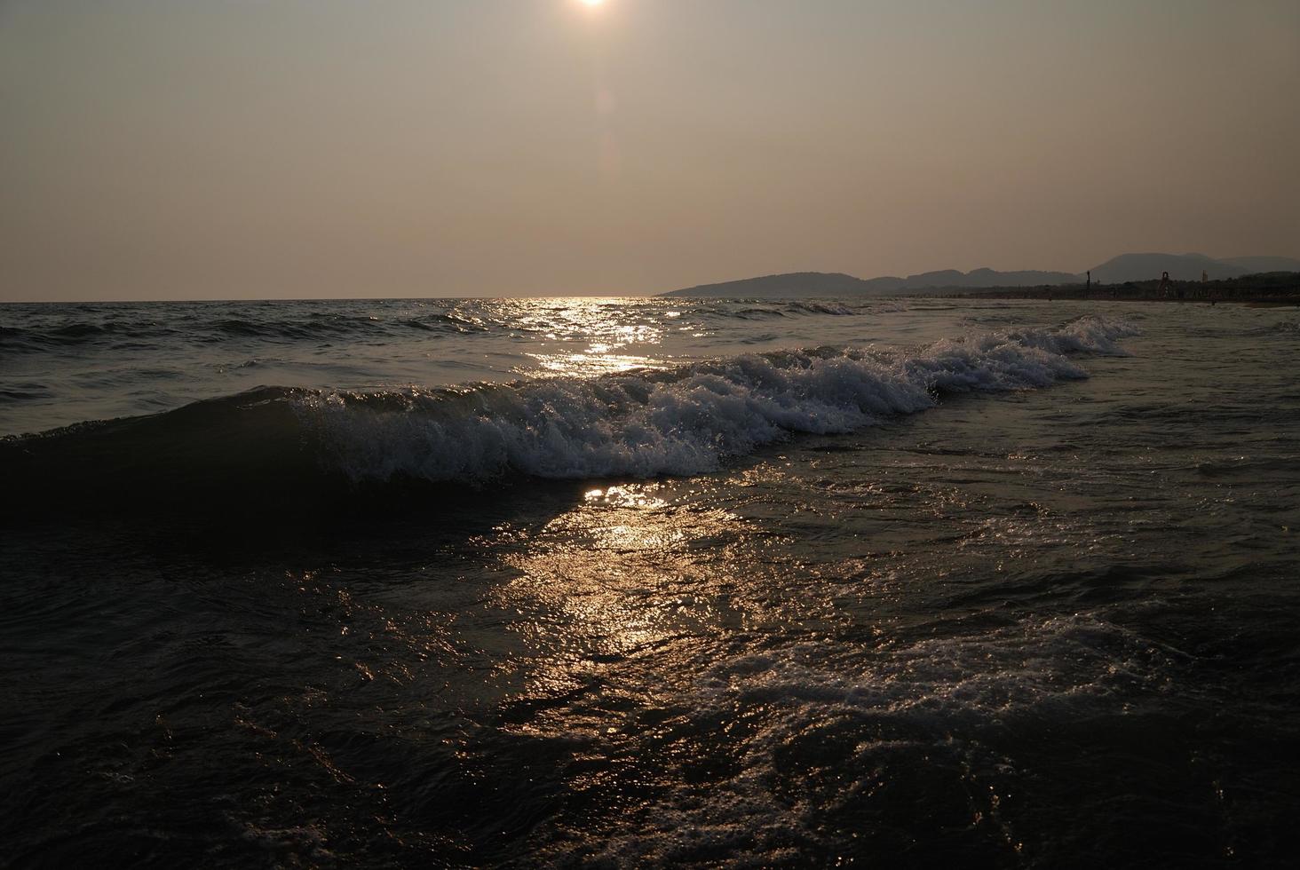 puesta de sol en el mar foto