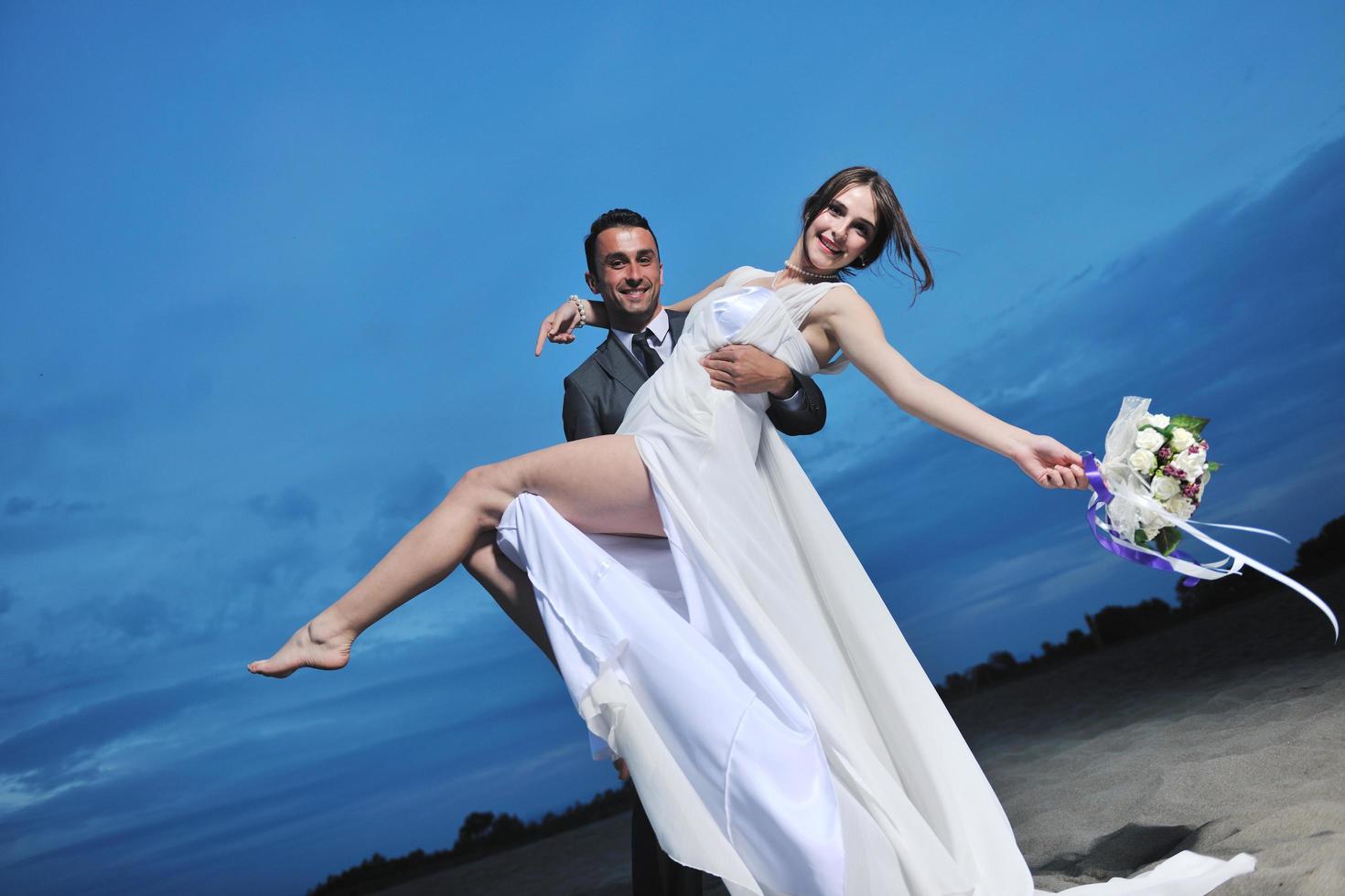 boda romántica en la playa al atardecer foto