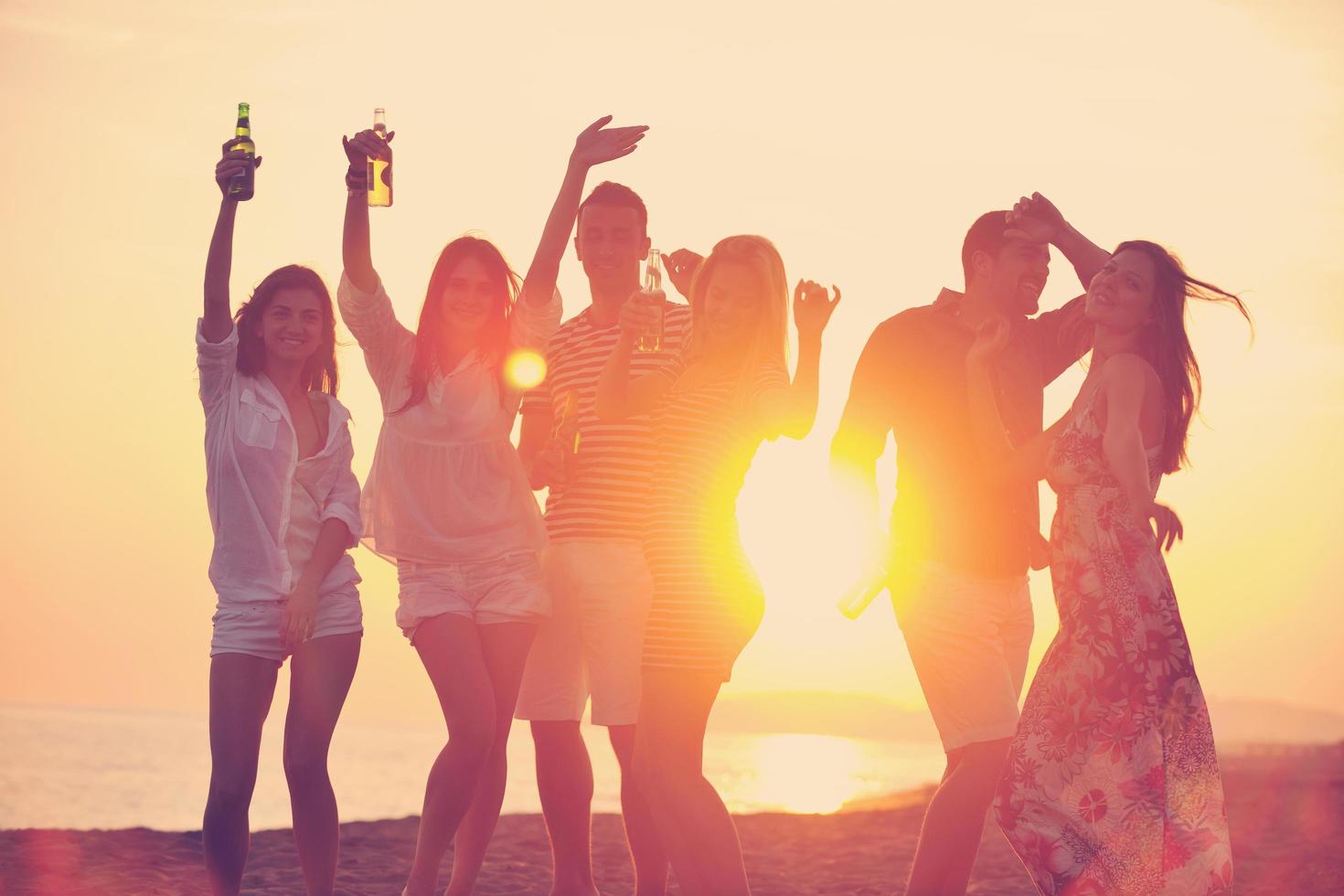 grupo de jóvenes disfrutan de la fiesta de verano en la playa foto