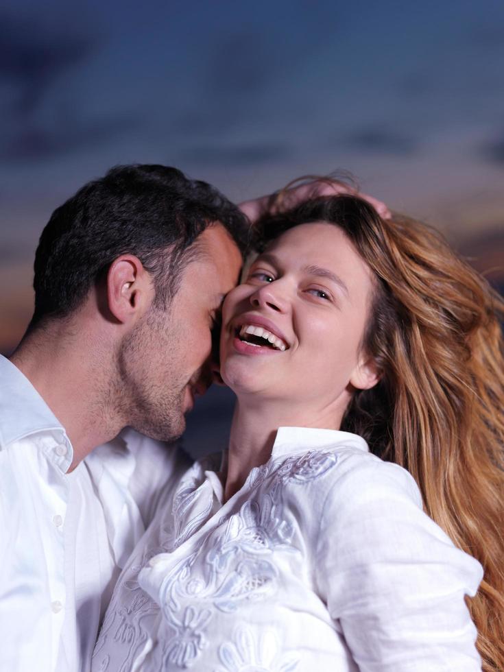 pareja joven en la playa divertirse foto