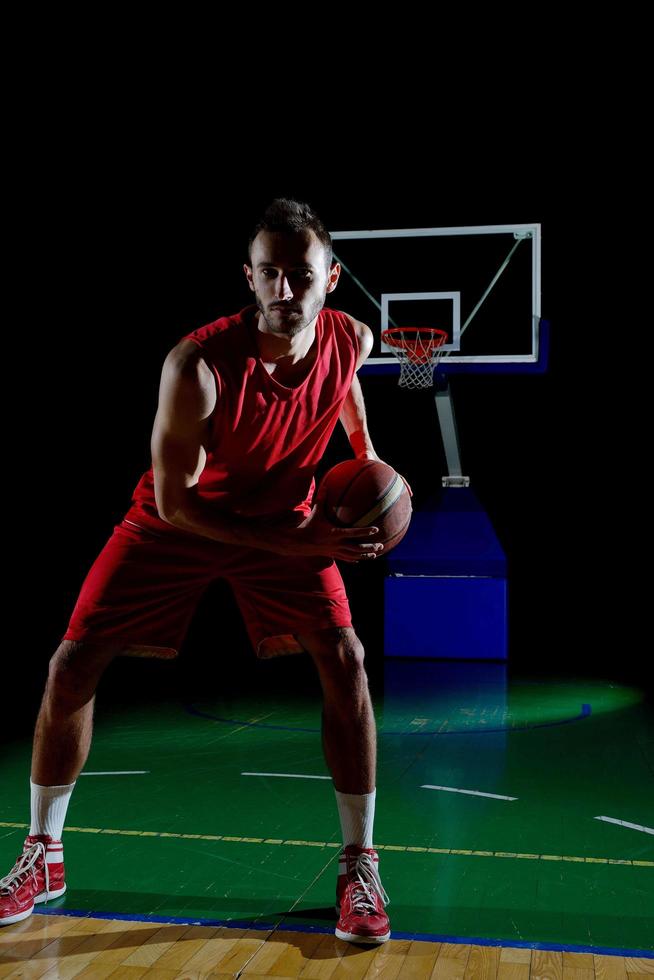 jugador de baloncesto en acción foto