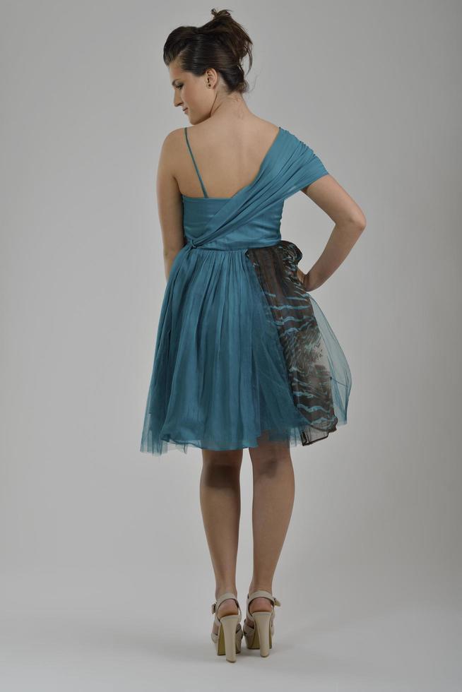 mujer elegante con vestido de moda posando en el estudio foto