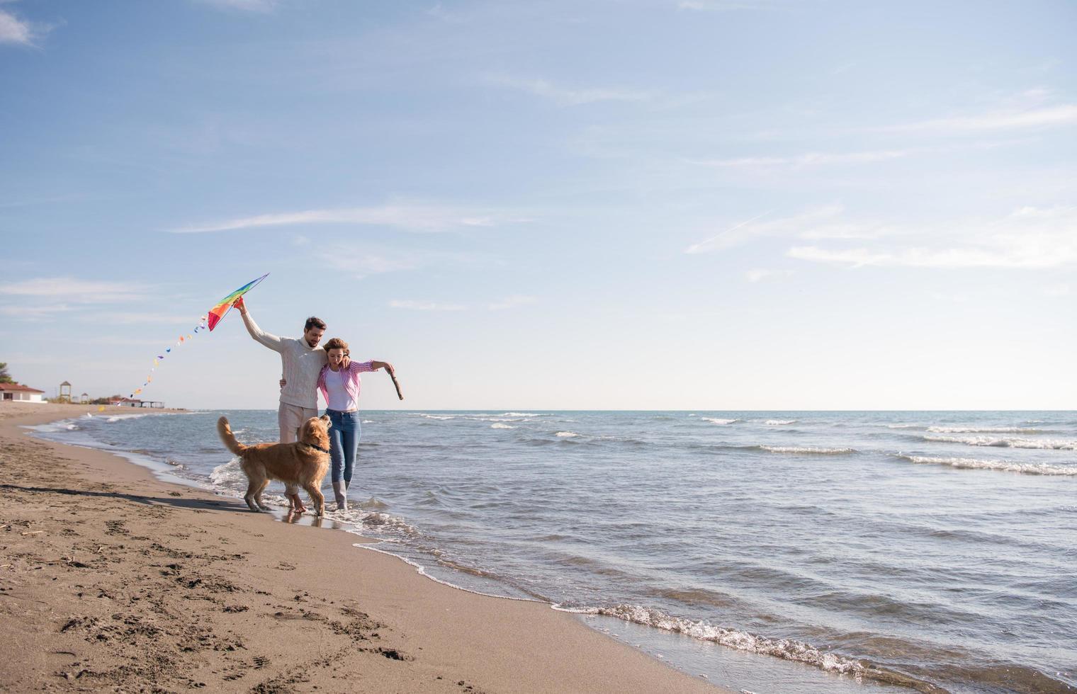 pareja feliz disfrutando del tiempo juntos en la playa foto