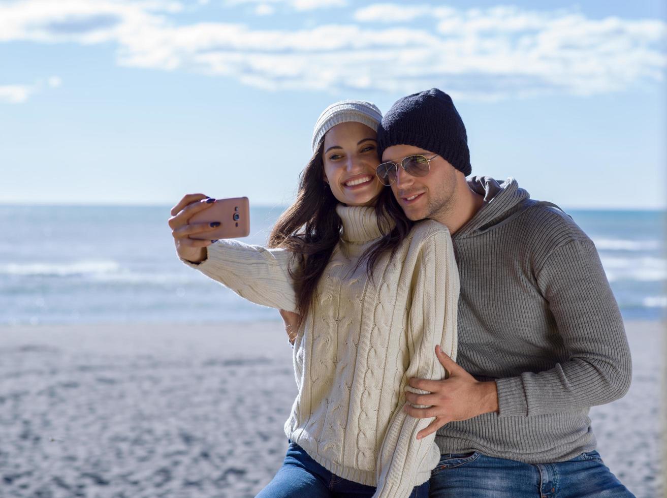 hermosa pareja tomando foto selfie