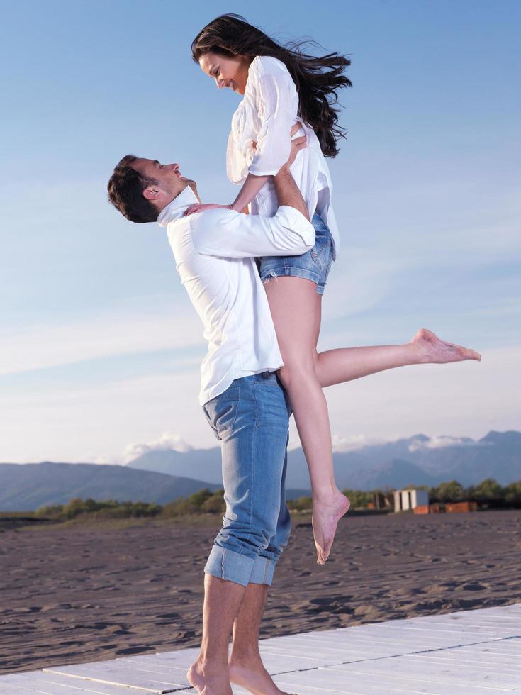 pareja joven en la playa divertirse foto