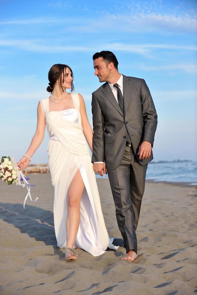 boda romántica en la playa al atardecer foto