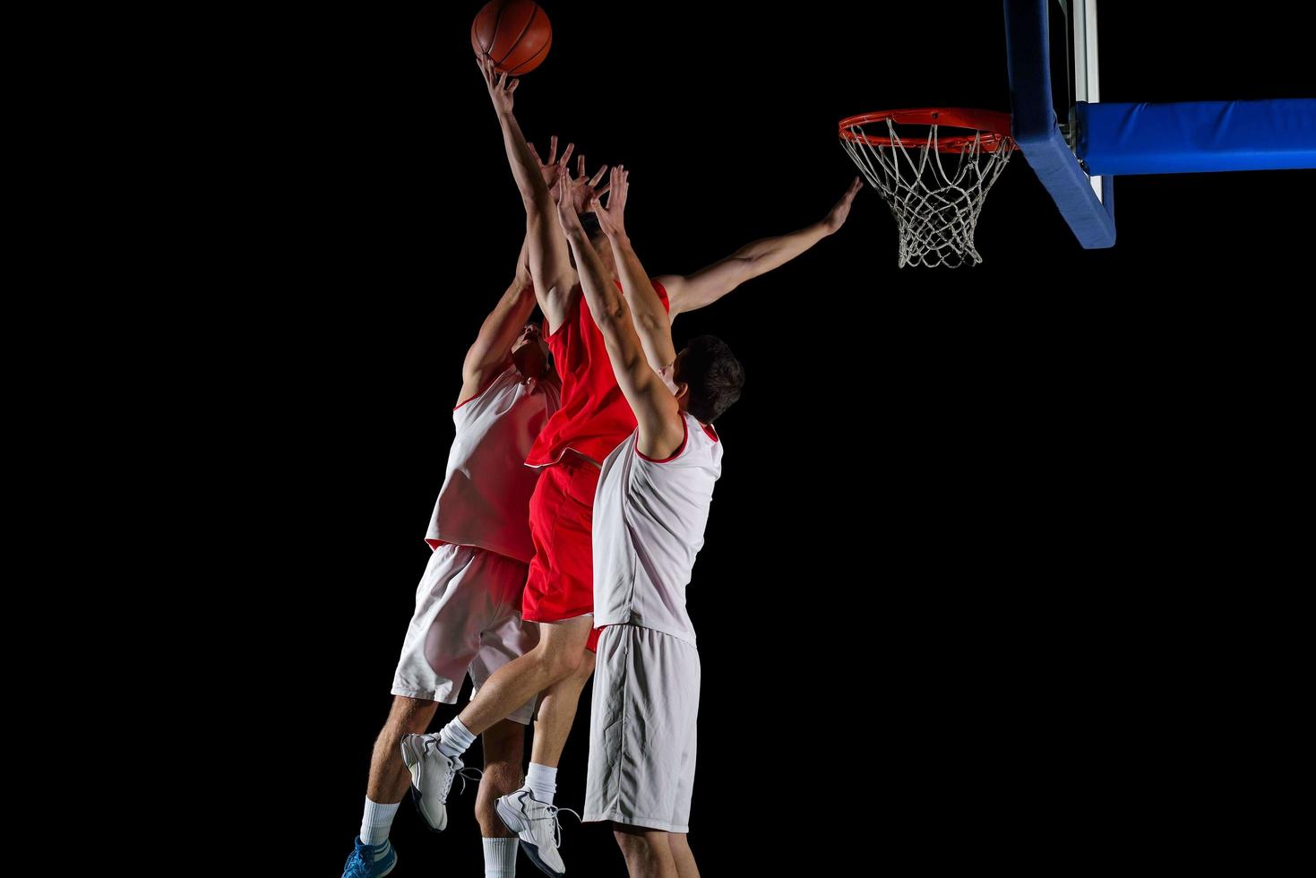 jugador de baloncesto en acción foto