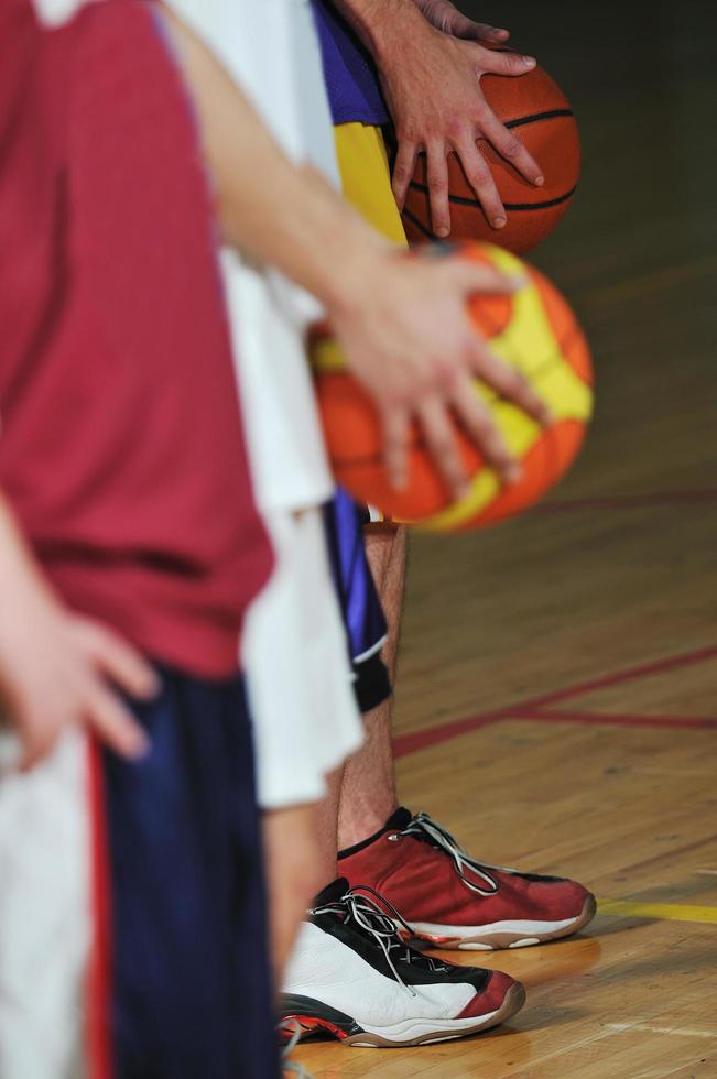 jugador de baloncesto en el pabellón deportivo foto