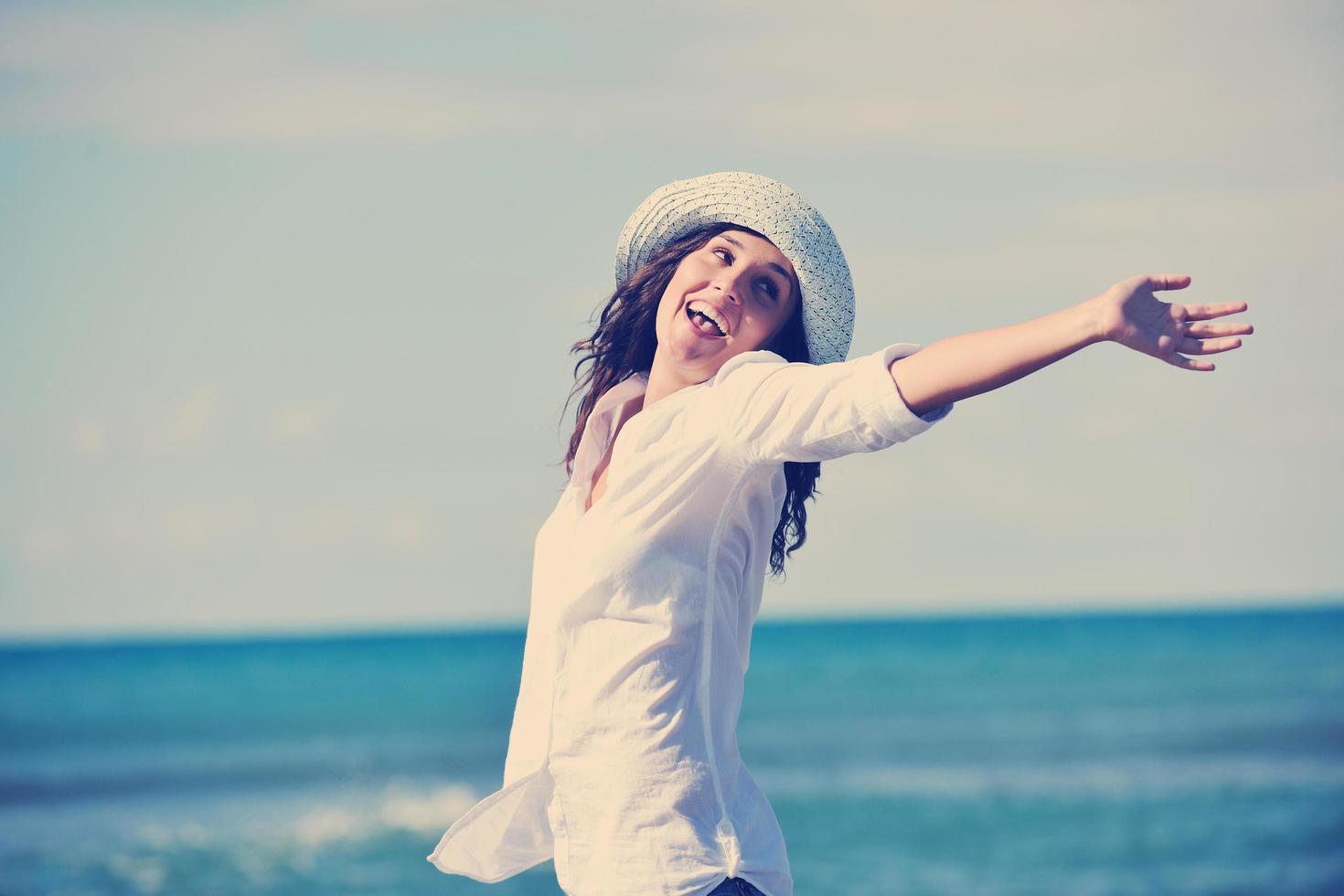 mujer joven feliz en la playa foto