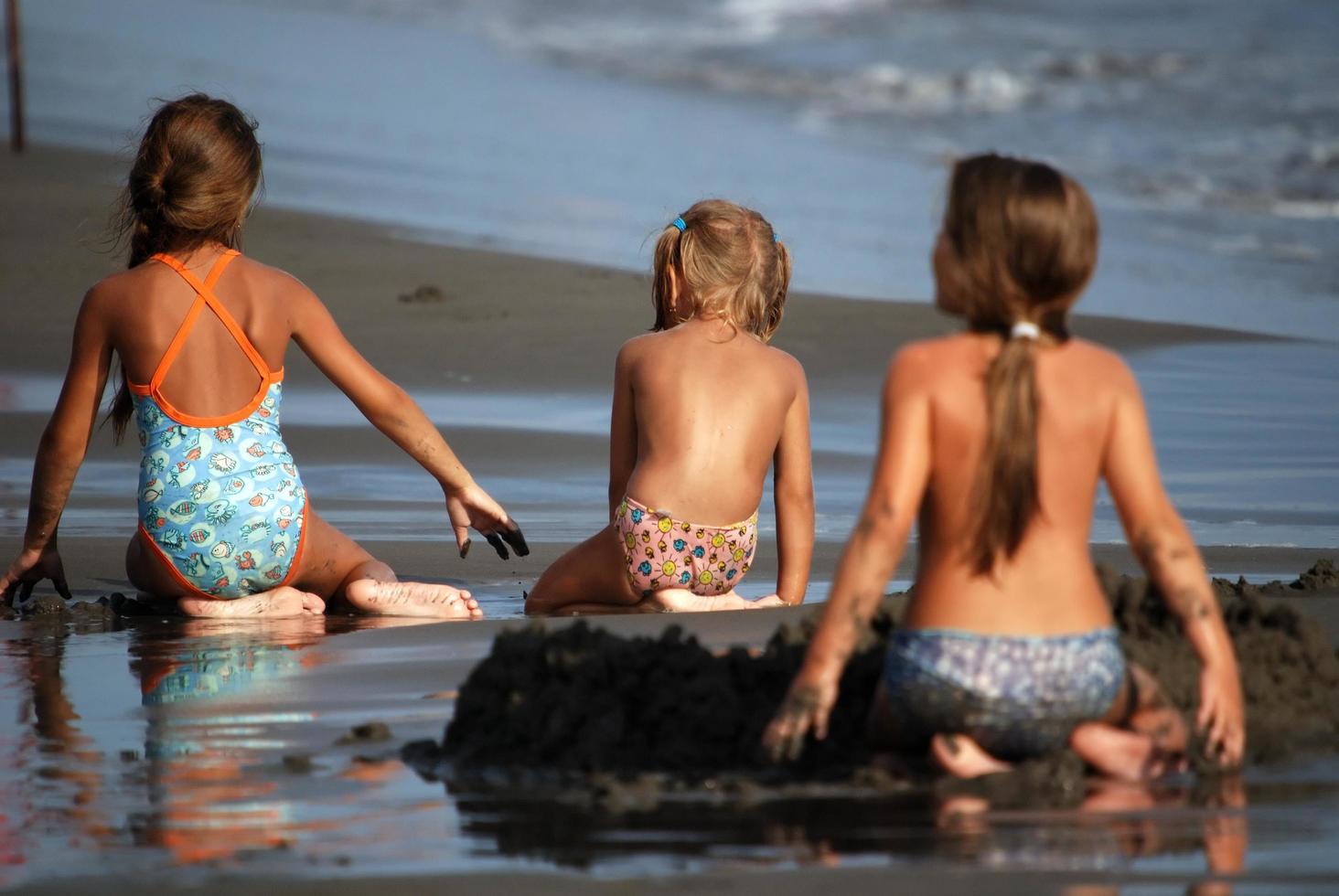 niñas jugando en la playa foto