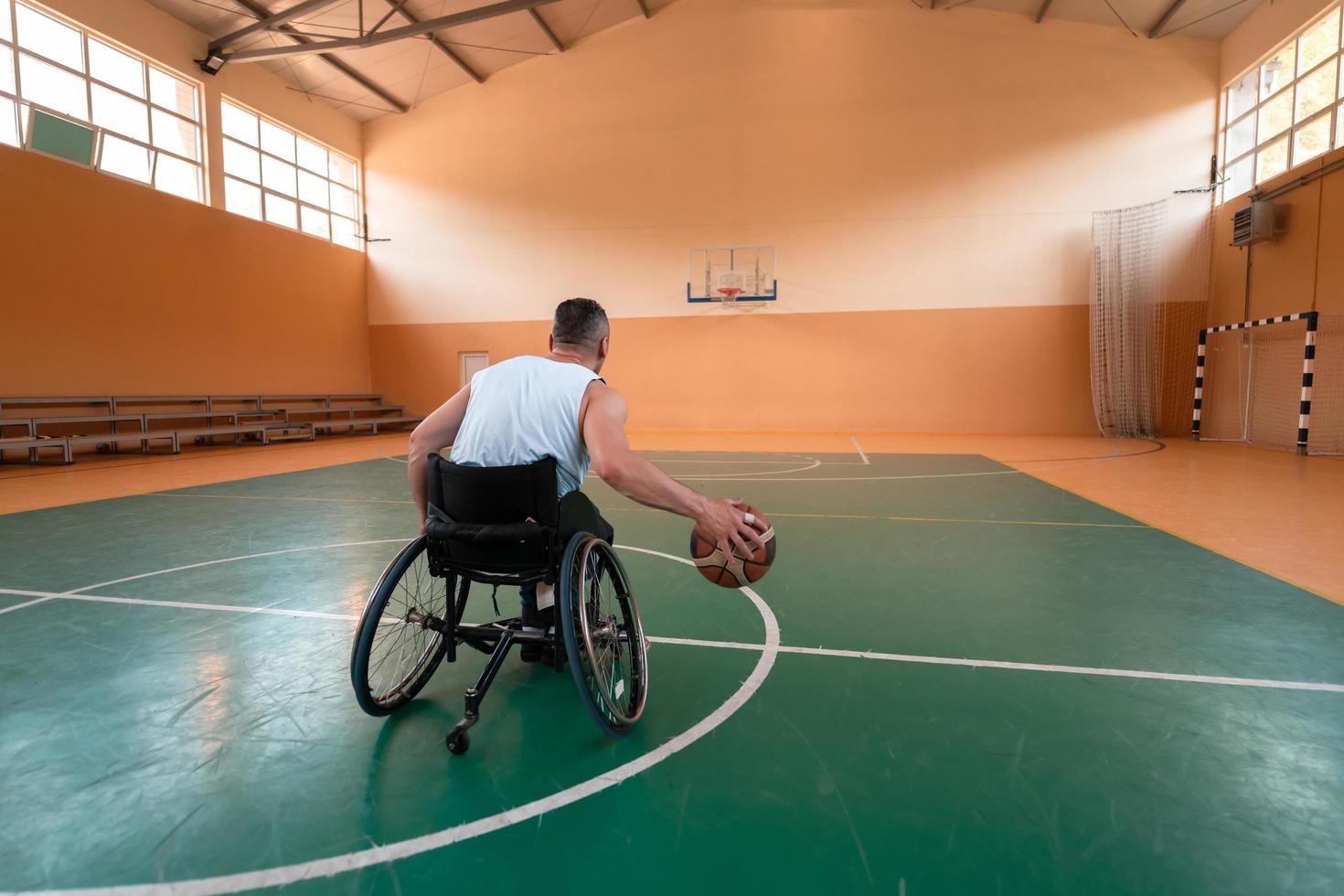 una foto de un veterano de guerra jugando baloncesto en un estadio deportivo moderno. el concepto de deporte para personas con discapacidad