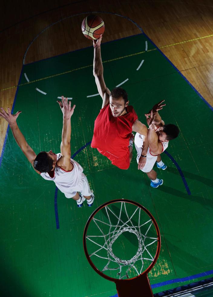 jugador de baloncesto en acción foto