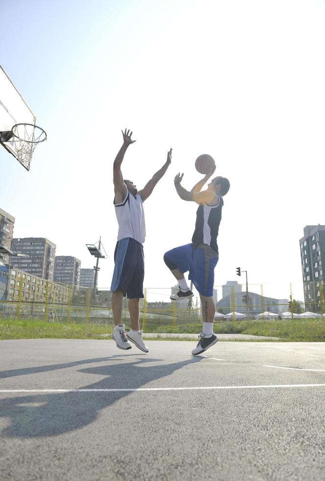 juego de streetball temprano en la mañana foto