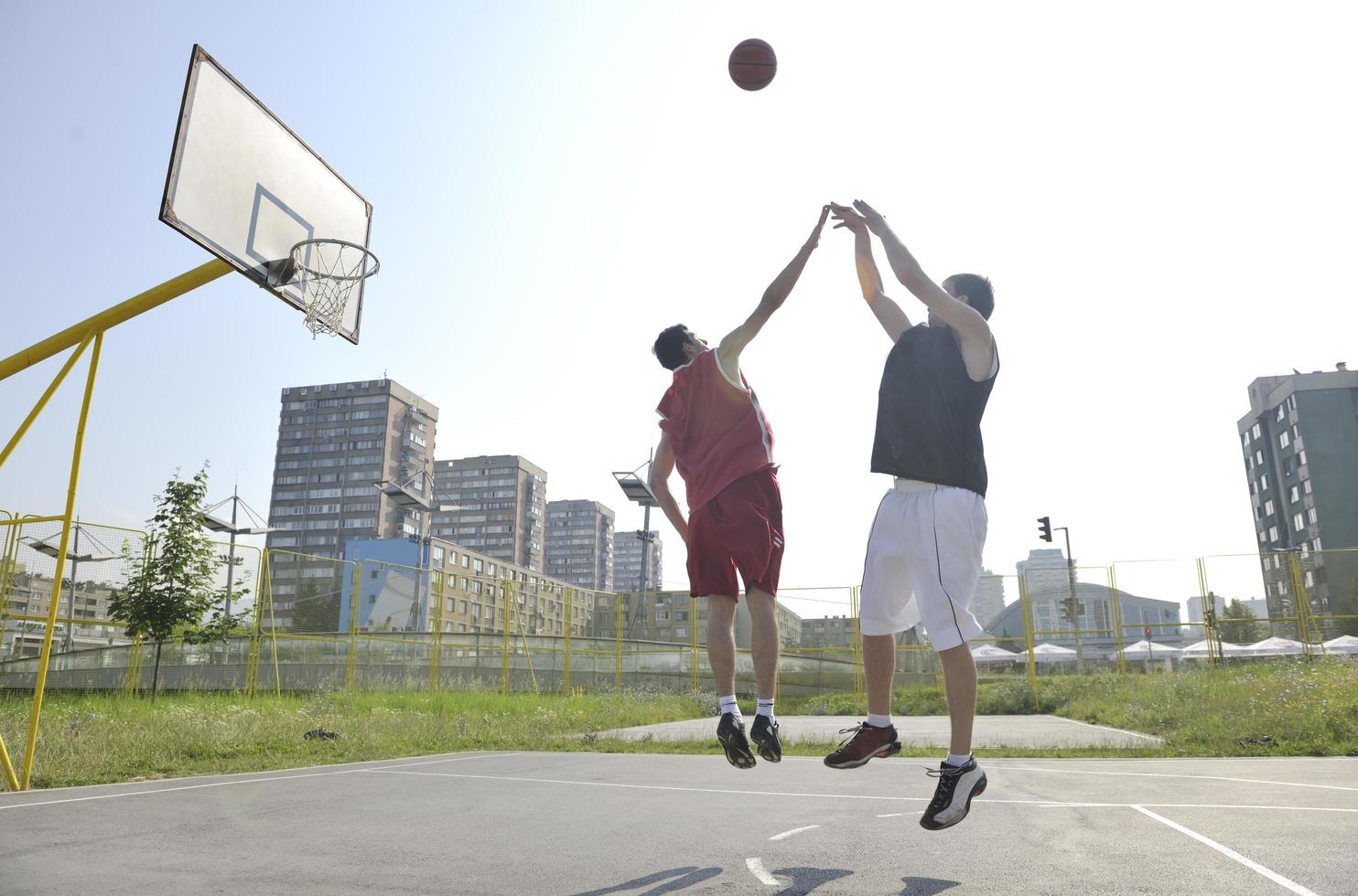 juego de streetball temprano en la mañana foto