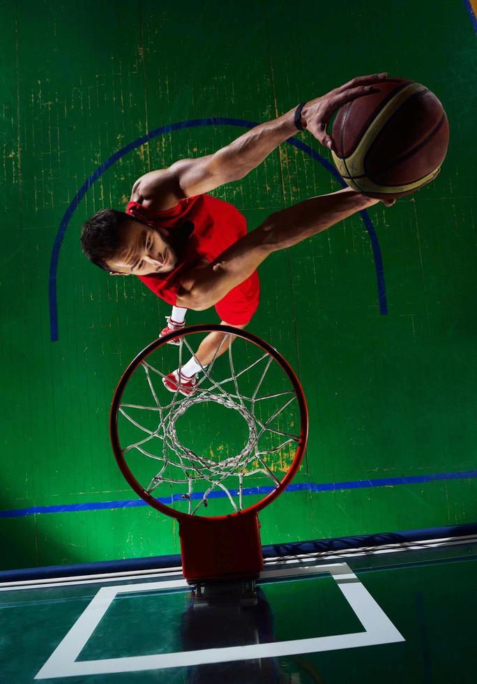 jugador de baloncesto en acción foto