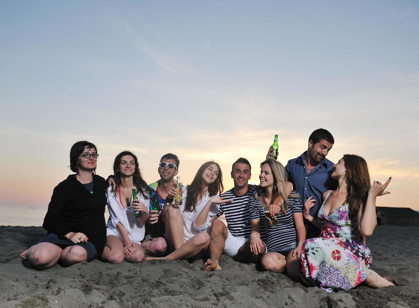 grupo de jóvenes disfrutan de la fiesta de verano en la playa foto