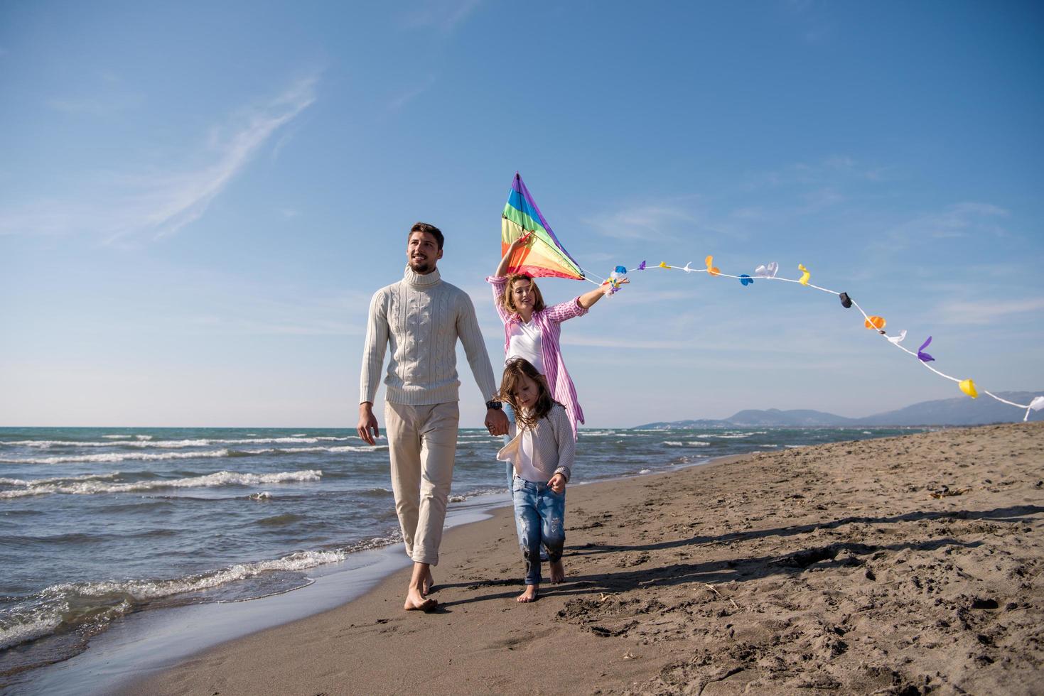 familia feliz disfrutando de las vacaciones durante el día de otoño foto