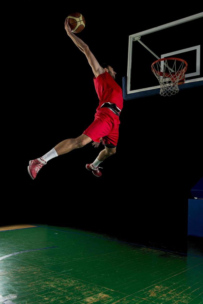 jugador de baloncesto en acción foto