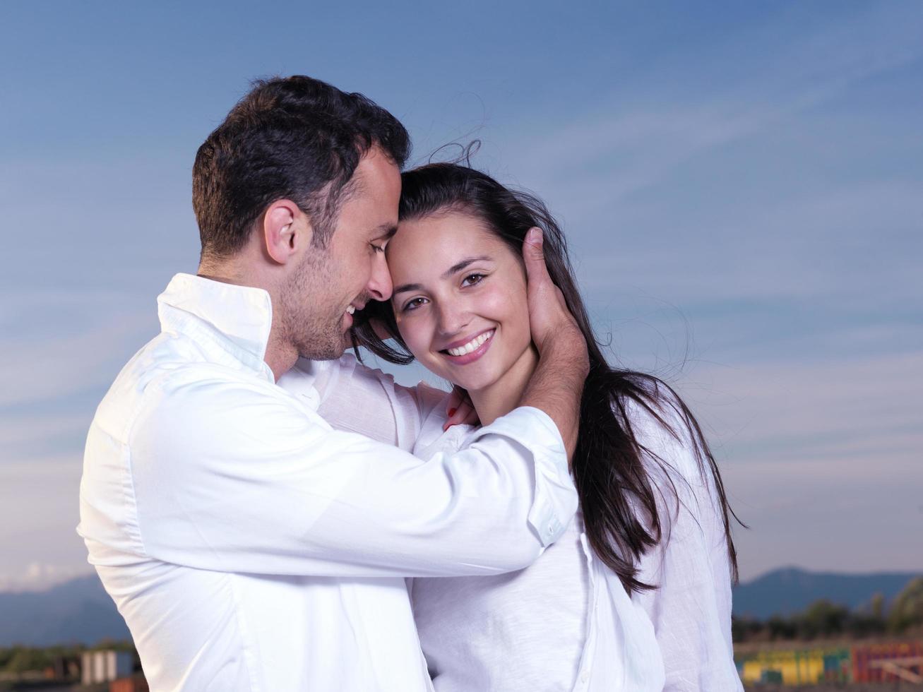 pareja joven en la playa divertirse foto