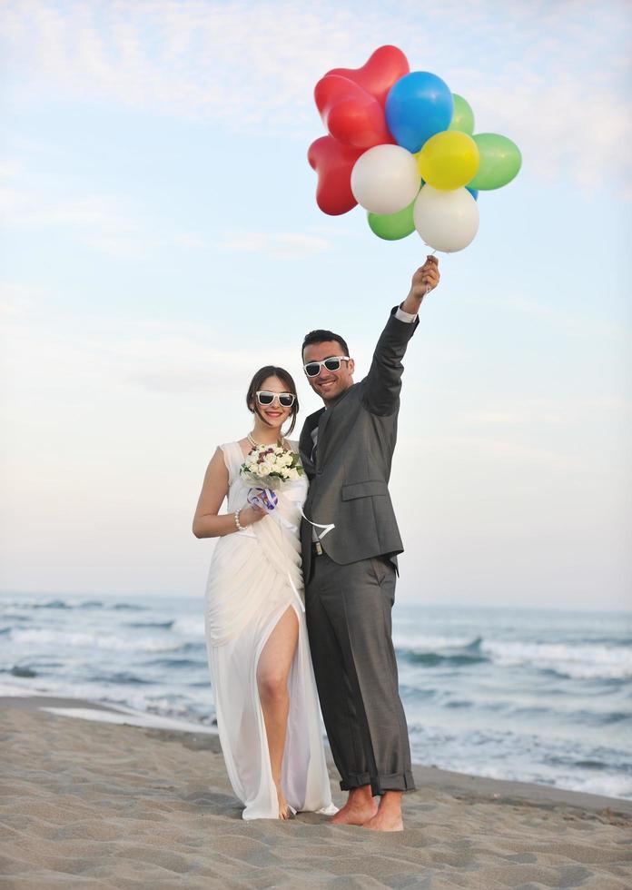 boda romántica en la playa al atardecer foto