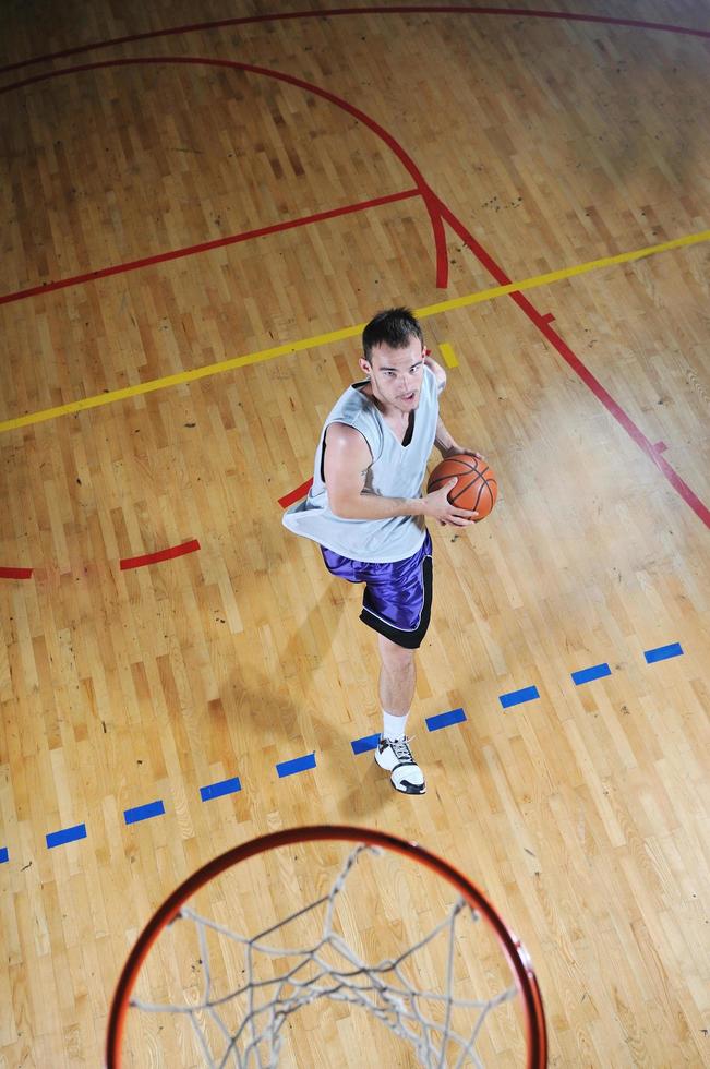 jugador de baloncesto en el pabellón deportivo foto