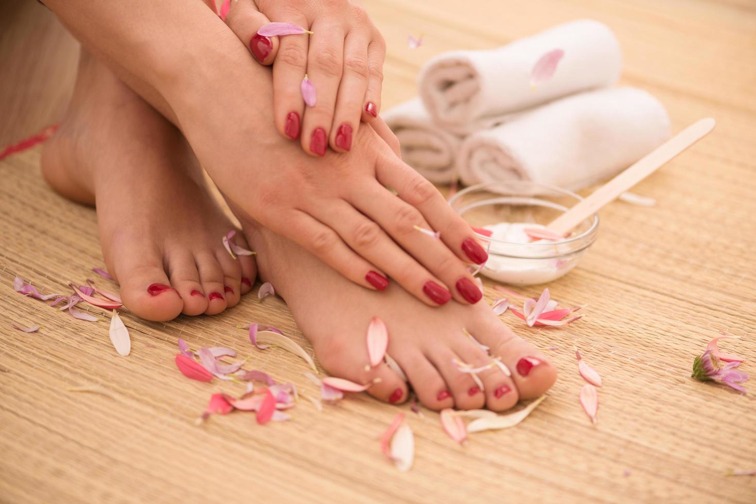 pies y manos femeninos en el salón de spa foto