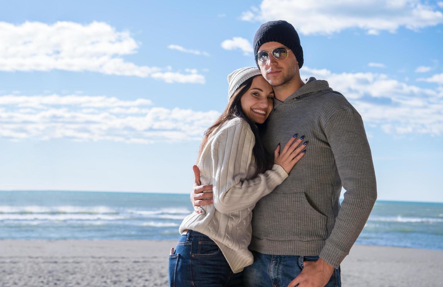 pareja charlando y divirtiéndose en el bar de la playa foto