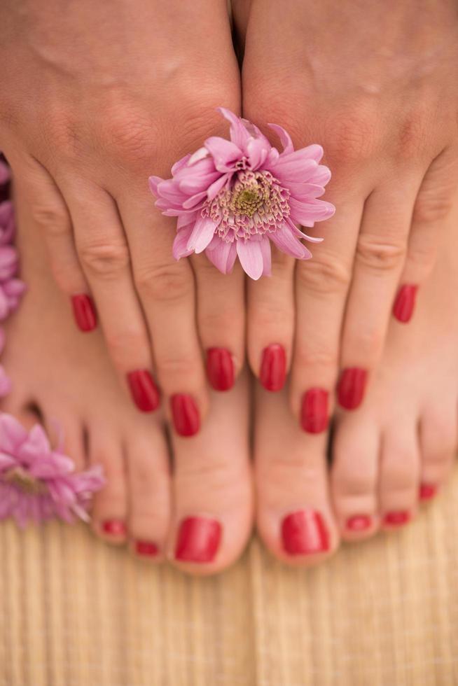 pies y manos femeninos en el salón de spa foto