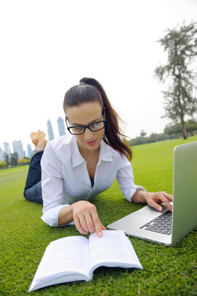 mujer con laptop en el parque foto