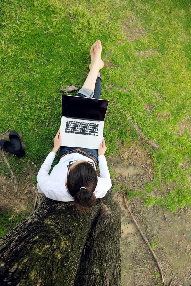 mujer con laptop en el parque foto