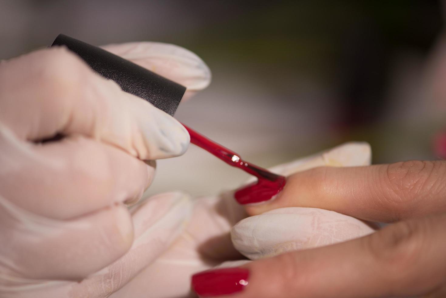 manos de mujer recibiendo una manicura foto