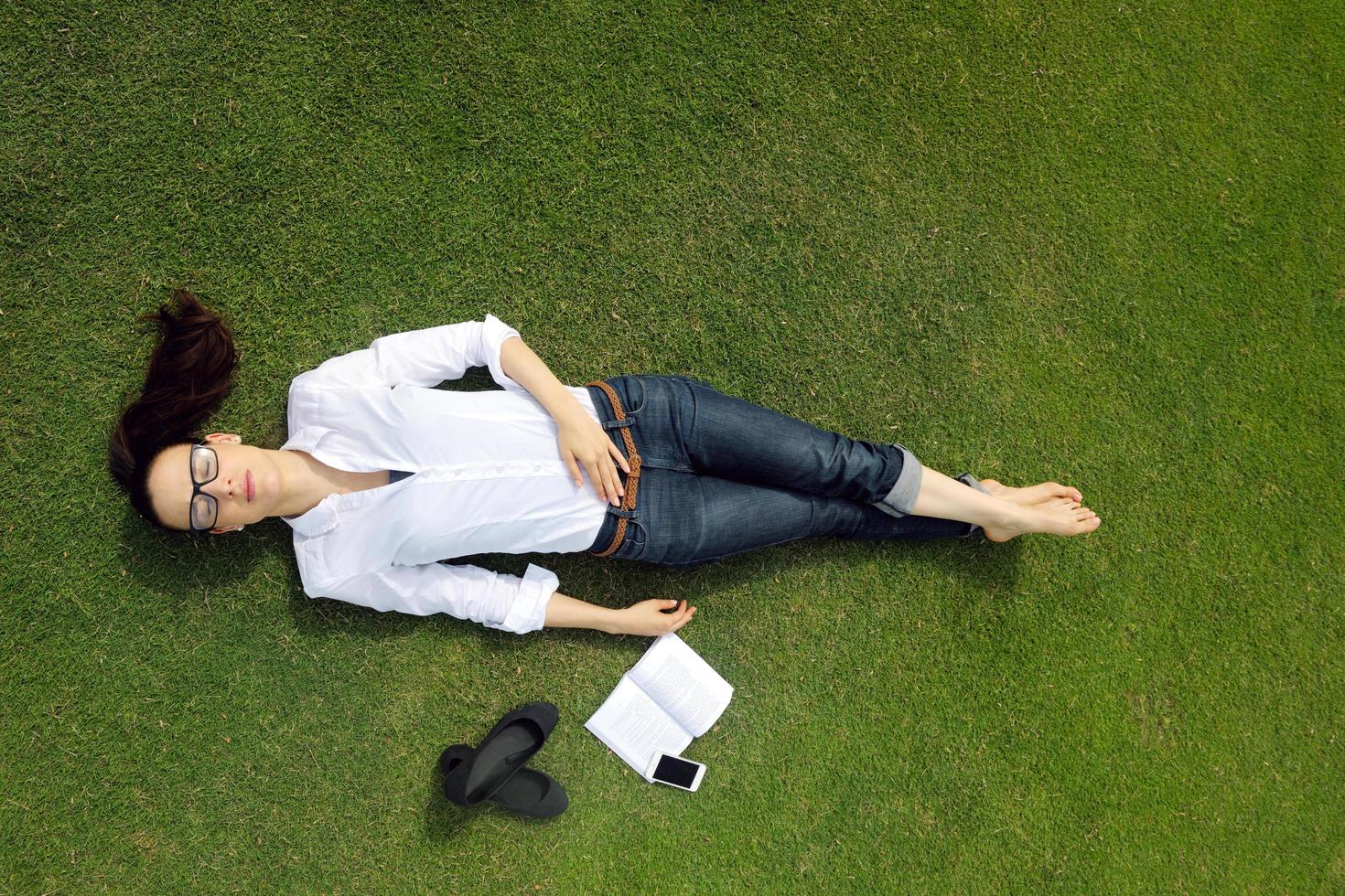 mujer joven leyendo un libro en el parque foto