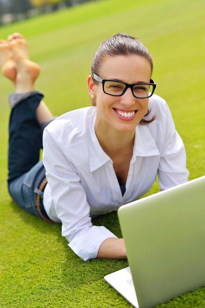 mujer con laptop en el parque foto