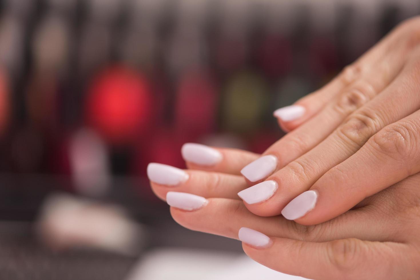 dedos de mujer con manicura francesa foto