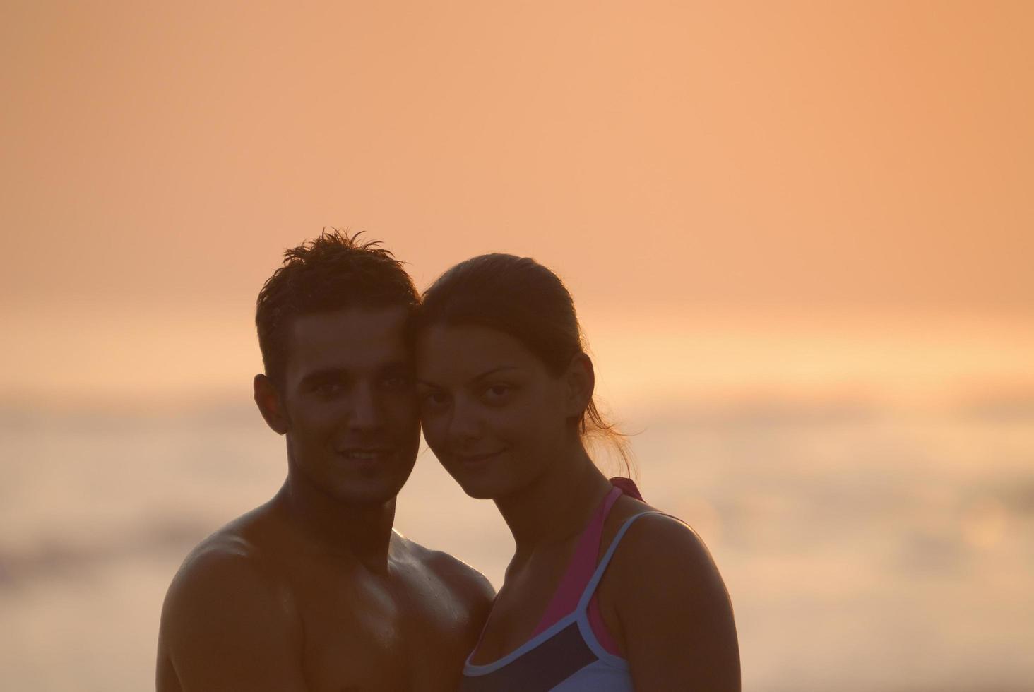 pareja romántica en la playa foto