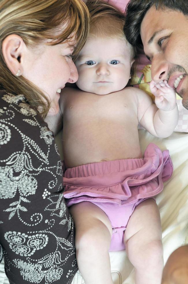 retrato de una familia joven con un lindo bebé foto