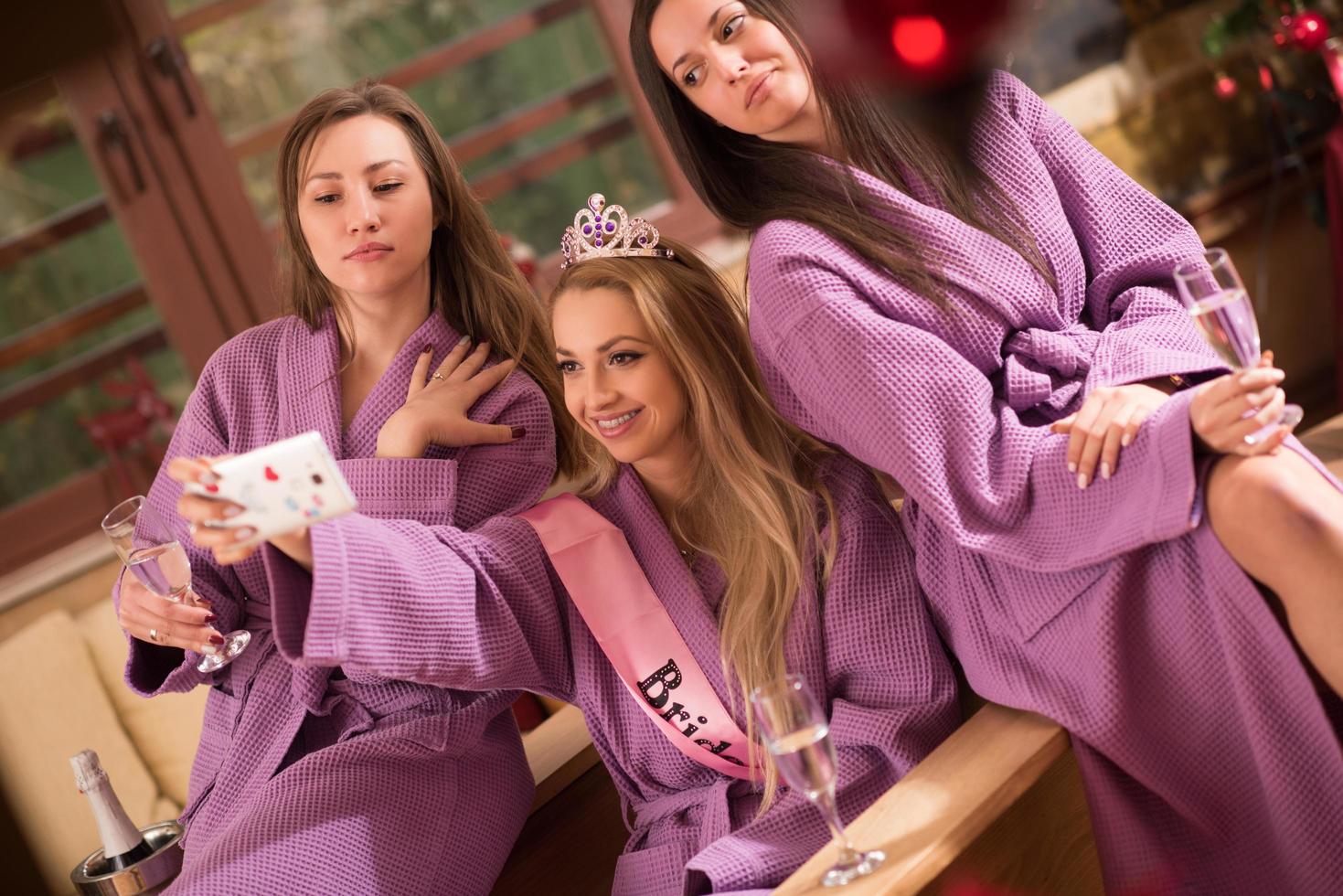 chicas haciendo selfie en despedida de soltera foto