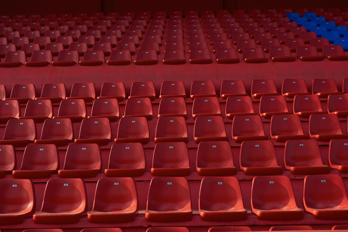 sillas rojas del estadio foto