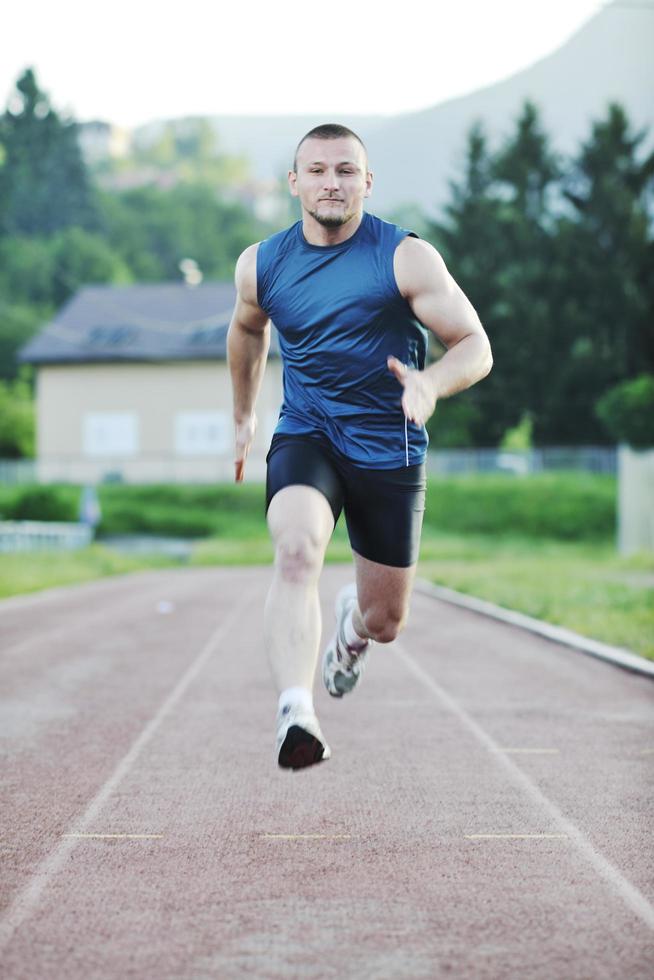 joven atleta corriendo foto