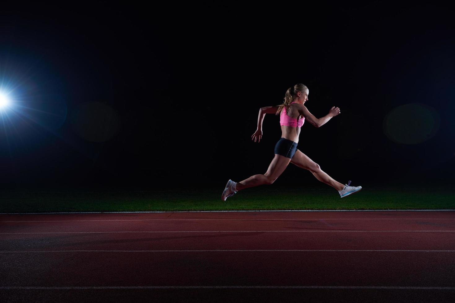 mujer atlética corriendo en la pista foto