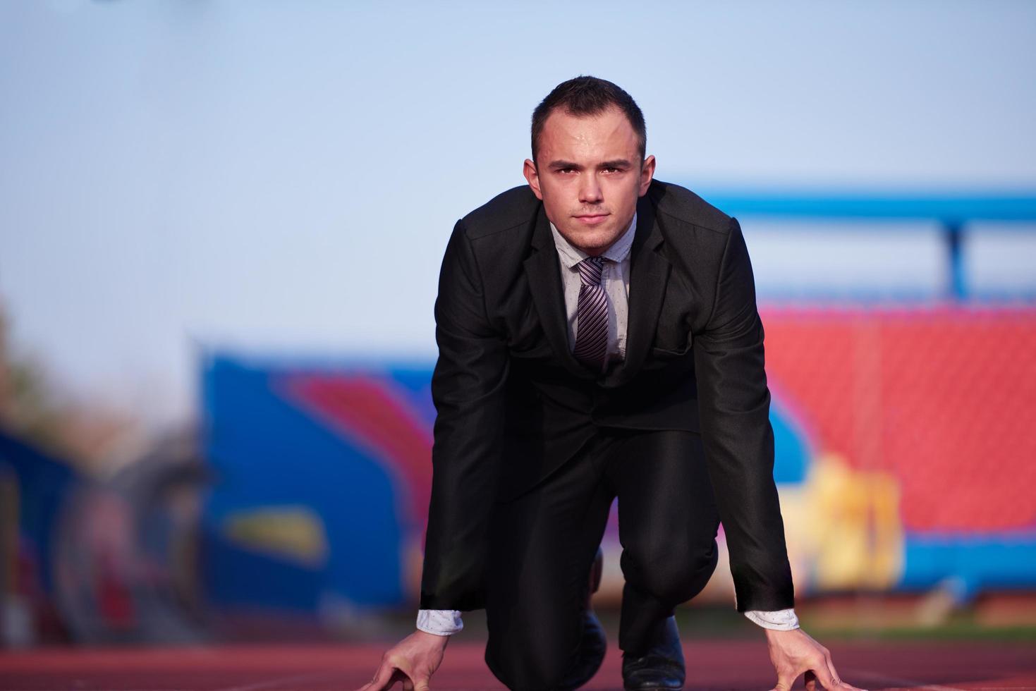 hombre de negocios listo para correr foto