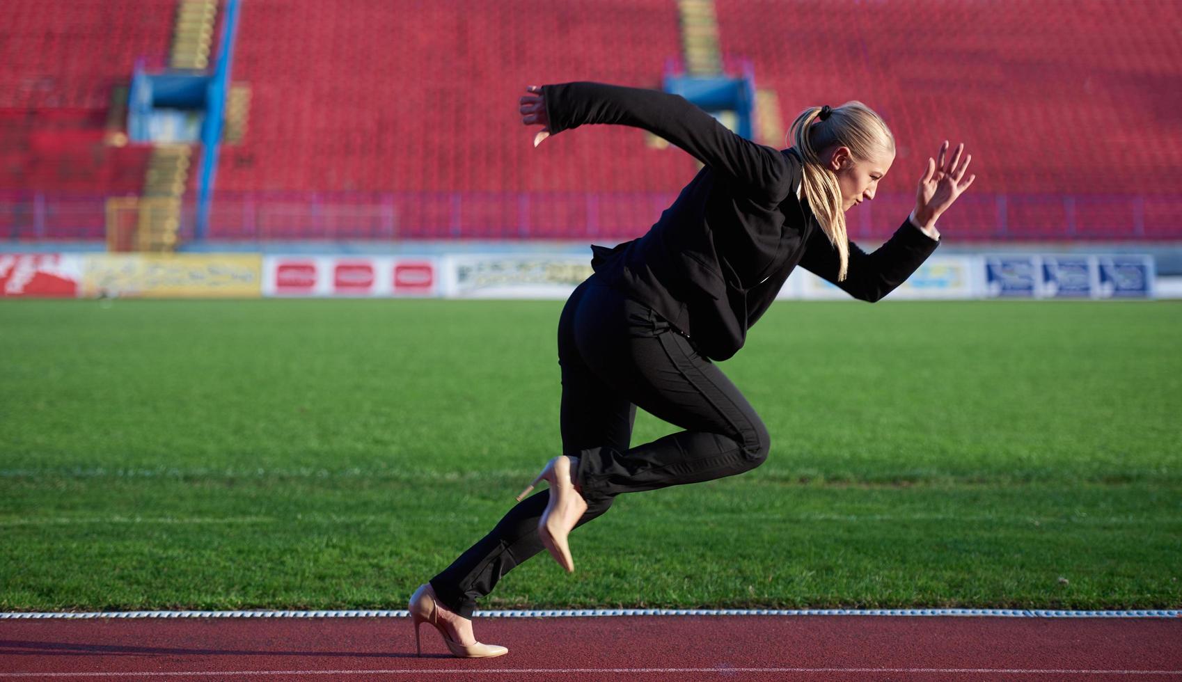 mujer de negocios lista para correr foto