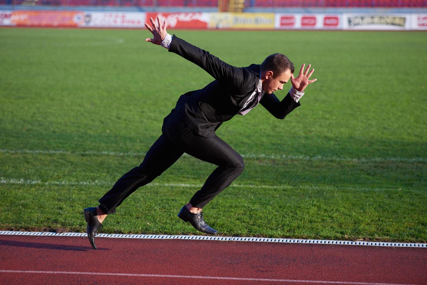 hombre de negocios listo para correr foto