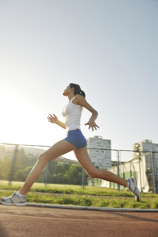 mujer trotando temprano en la mañana foto