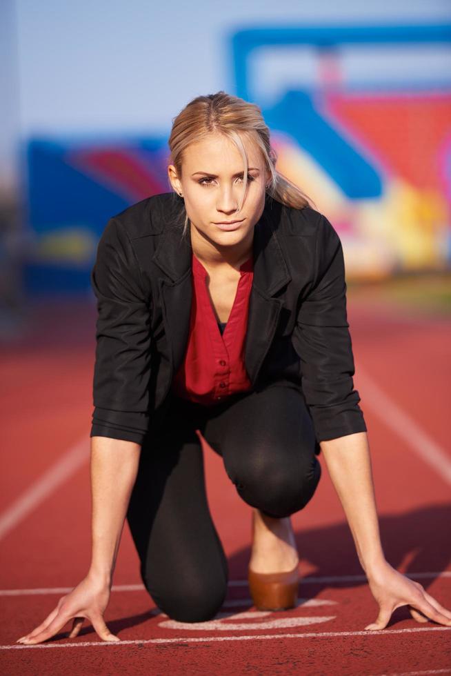 mujer de negocios lista para correr foto