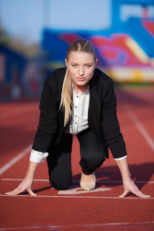 mujer de negocios lista para correr foto