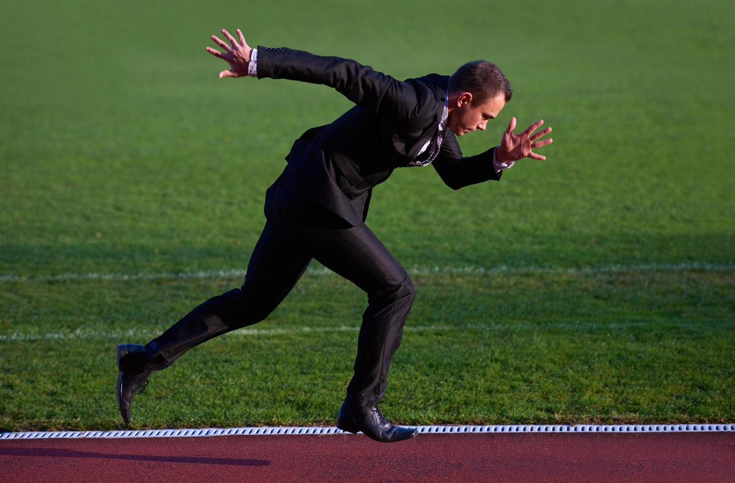 hombre de negocios listo para correr foto