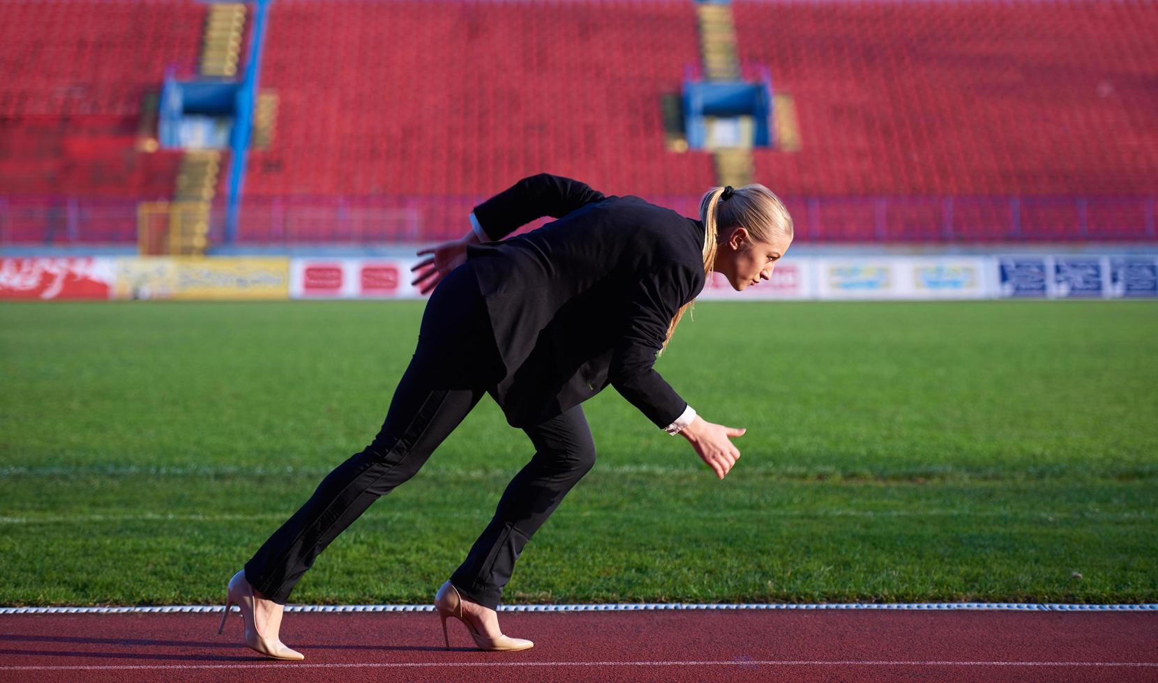 mujer de negocios lista para correr foto